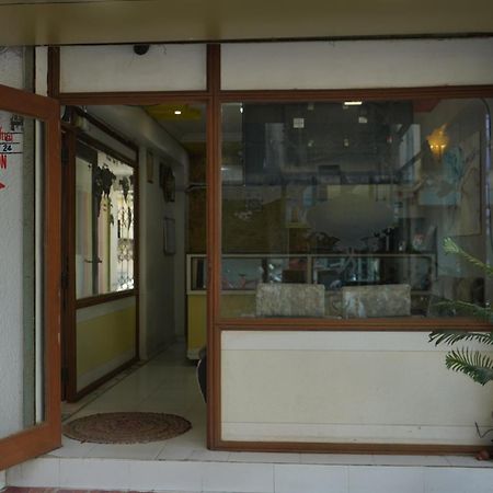 Hotel Krishna Ahmadábád Kültér fotó